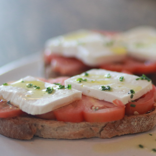 Pan de hogaza tostado tomate y queso fresco