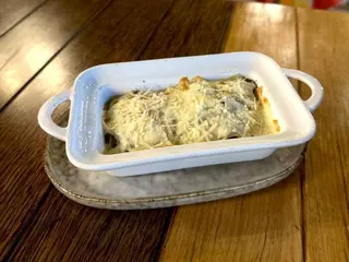 Лазанья с куркою та грибами під вершковим соусом та сиром