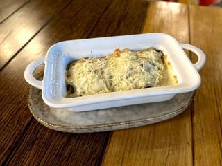 Лазанья с куркою та грибами під вершковим соусом та сиром