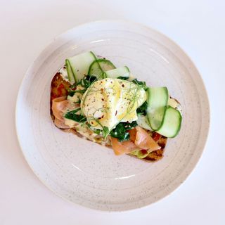 Бенедикт с семгой, яйцом пашот  и соусом голландез