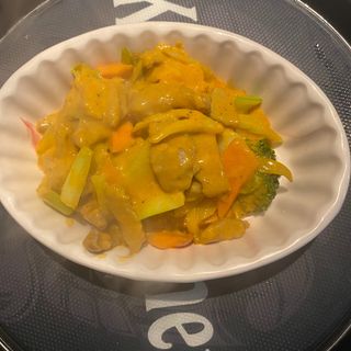 106.Curry rosso thailandese con pollo o manzo