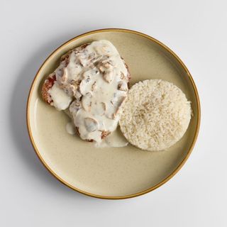  Шницель в сливочно-грибном соусе