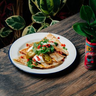 QUESADILLA Z SZARPANĄ ŚWINKĄ