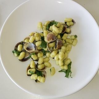 Gnocchi con almejas y rucula