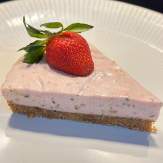 Tarta cu capsuni si busuioc