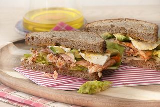 Bocata De Salmón, Aguacate Y Queso De Untar