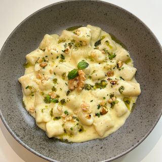 Gnocchi d'épinard à la sauce blanche au gorgonzola , pesto et noix