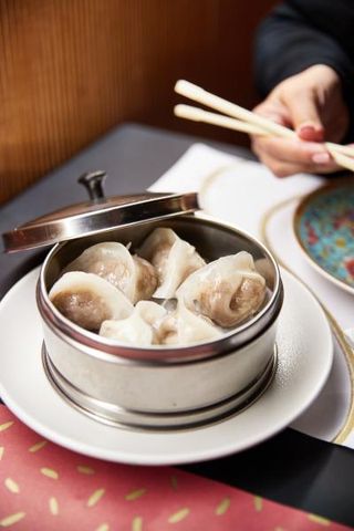 Raviolis de ternera, miso y berenjena al vapor