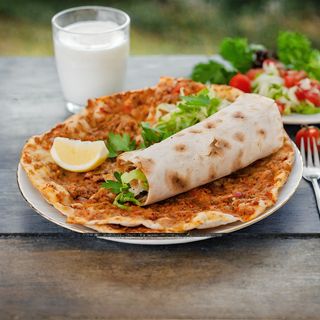 9. Lahmacun z kurczakiem z fetą - Standard