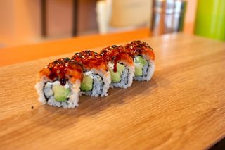 Суши Урамаки спайси сьомга (4бр-110г)