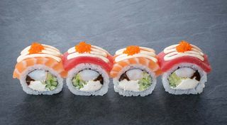 Роял-мікс рол з лососем та тунцем 1/2