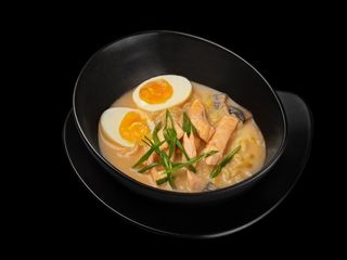 Сливочный рамен с лососем (325г)