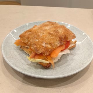 Focaccia vegetal salmón