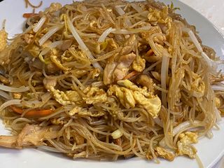 Fideos fritos con pollo