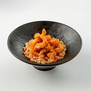 Креветки в соусе "Динамит" с рисом и овощами