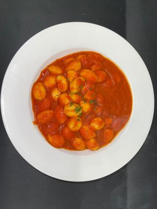Gnocchi con salsa de tomate