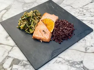 Piatto vita al salmone con riso venere e julienne di zucchine al timo