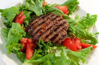 Телешко кюфте на скара (2бр) + гарнитура 3 вида по-избор