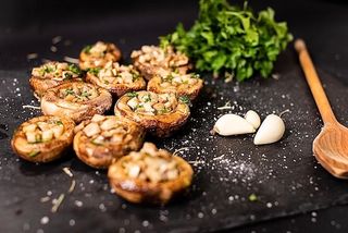 Ciuperci umplute preparate pe gratar