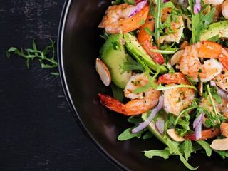Салат с креветками та авокадо (185г)