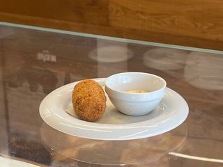 Polpette con patate e curry servite con salsa maionese dolce