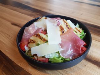 Салата Прошуто и грилован ананас