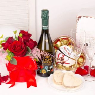 Cadou dulce cu Prosecco, trandafiri rosii si prajituri in forma de inima