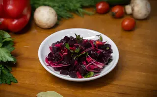 Салат "Свекольный с кукурузой"