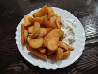 Пикантни картофки с чеснов сос