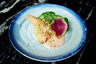 Strudel cu somon   mere si capere si sos din caviar