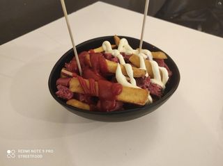 Patatine fritte con cheddar e würstel