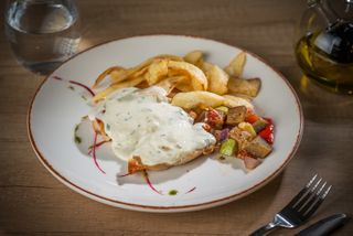 Piept de pui cu sos gorgonzola, cartofi prăjiți bărcuțe