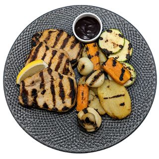 Свински каренца с гриловани зеленчуци
