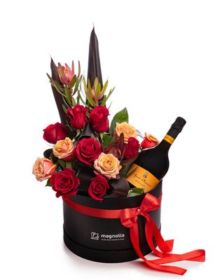 Aranjament cu trandafiri şi vin spumant