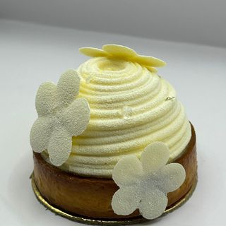 კარამელის თხილისა და მარაკუიას დესერტი