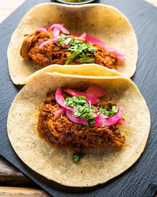 Tacos de cochinita pibil con cebolla morada