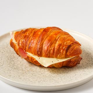 Croissant s pršutom