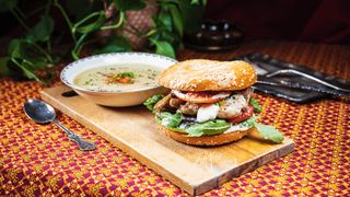 Piękny Caesar + Zupa sezonowa