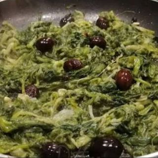 Scarole in padella con olive e capperi