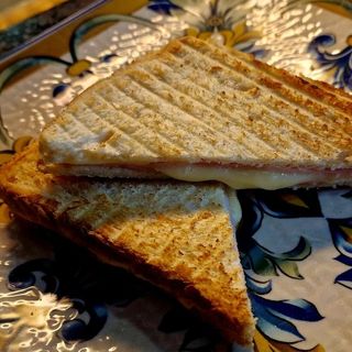 TOAST CU SUNCA SI CASCAVAL