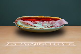 10 Mortadella, caprino al basilico, pomodoro, olio, sale e origano