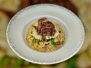 Орзо з білими грибами, телячою щокою та чипсом з пармезану (350g)