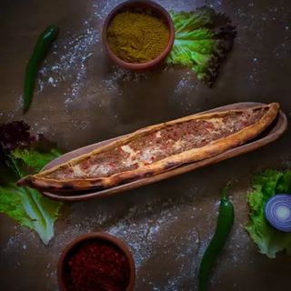 PIDE CU CARNE TOCATA SI LEGUME