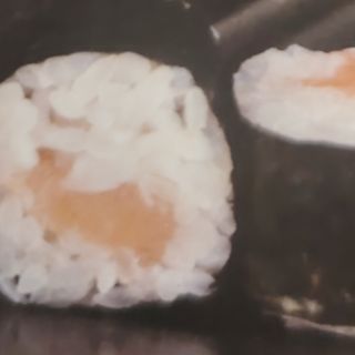 98. Maki  de salmón(8 Pzs.)