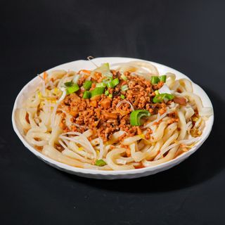 Ramen freschi fatti a mano con salsa all'aglio