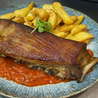 Żebro długo pieczone z sosem BBQ