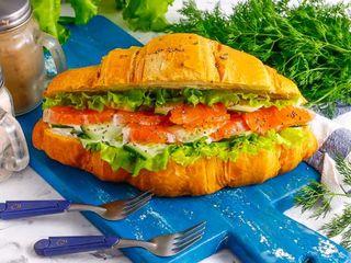 Круассан с семгой