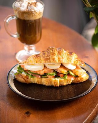 Круассан сэндвич с курицей