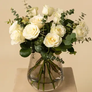 Ramo de 12 rosas blancas variado