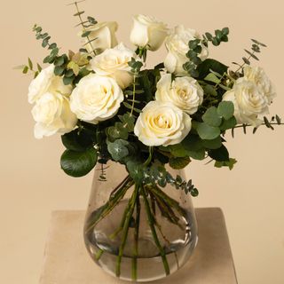 Ramo de 12 rosas blancas variado